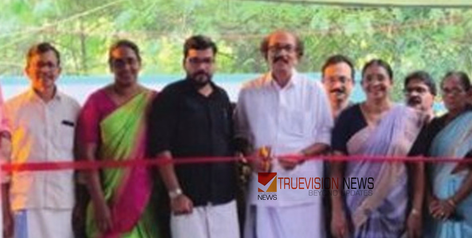 'നാടിന് അർപ്പിച്ചു';മൊകേരി ഇ.എം.എസ്. ഇൻഡോർ സ്റ്റേഡിയം ഉദ്ഘാടനം ചെയ്തു