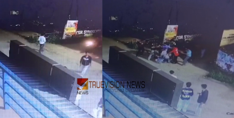 ഇൻസ്റ്റാഗ്രാമിൽ ചീത്ത വിളിച്ചെന്ന് ആരോപണം; തൃശൂരിൽ വിദ്യാർത്ഥിക്ക് നേരെ ആൾക്കൂട്ട മർദ്ദനം, കേസെടുത്ത് പൊലീസ് 