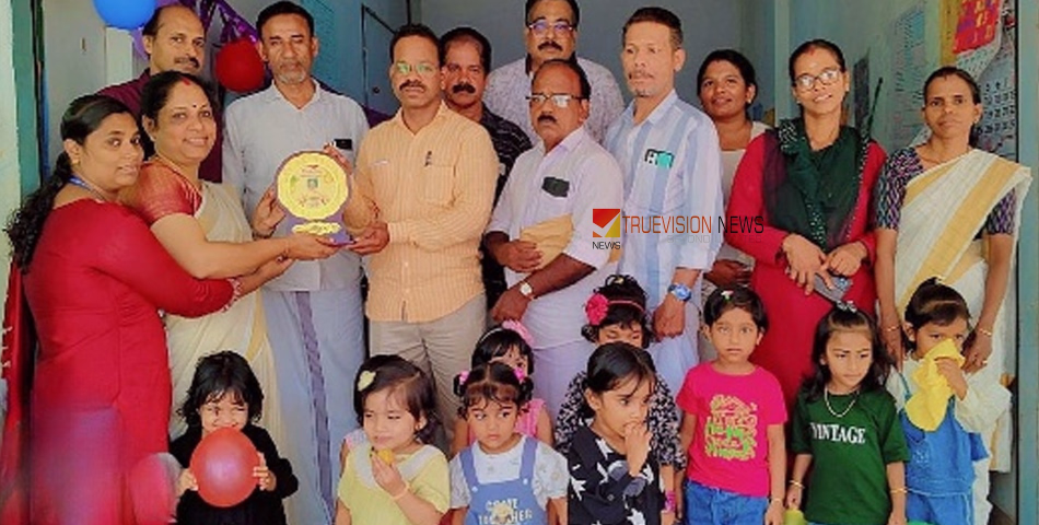 പ്രിയപ്പെട്ടവൻ; ആയഞ്ചേരി വാർഡ് മെമ്പർ എ. സുരേന്ദ്രനെ മംഗലാട് 122-ാം നമ്പർ അങ്കണവാടി ആദരിച്ചു