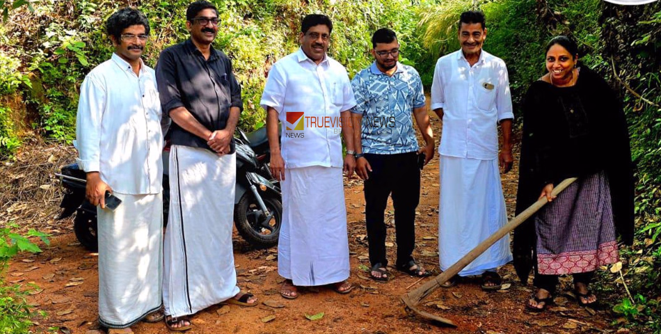  നാടിന് ആശ്വാസം ;മൊട്ടമ്മൽ മുക്ക് പാറക്കണ്ടി റോഡ് കോൺക്രീറ്റ് പ്രവൃത്തി ആരംഭിച്ചു