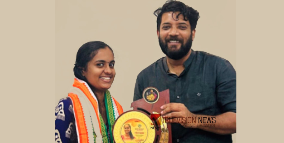 തിളക്കമാർന്ന വിജയത്തിനായി; കാലിക്കറ്റ് യൂണിവേഴ്‌സിറ്റി റാങ്ക് ജേതാവ് തീർത്ഥ സുരേഷിനെ ഷാഫി പറമ്പിൽ എംപി അനുമോദിച്ചു