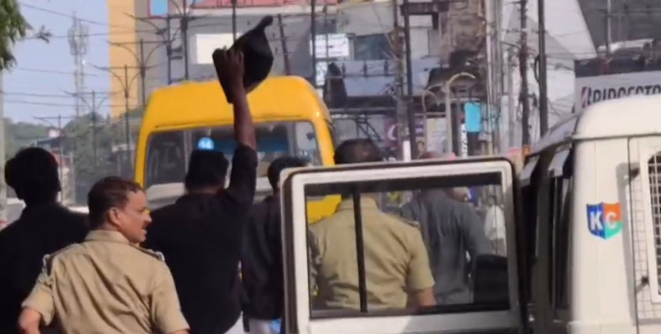 വിദ്യാഭ്യാസ മന്ത്രിക്ക് നേരെ കണ്ണൂരിൽ കെ   എസ് യുവിന്റെ  കരിങ്കൊടി പ്രതിഷേധം