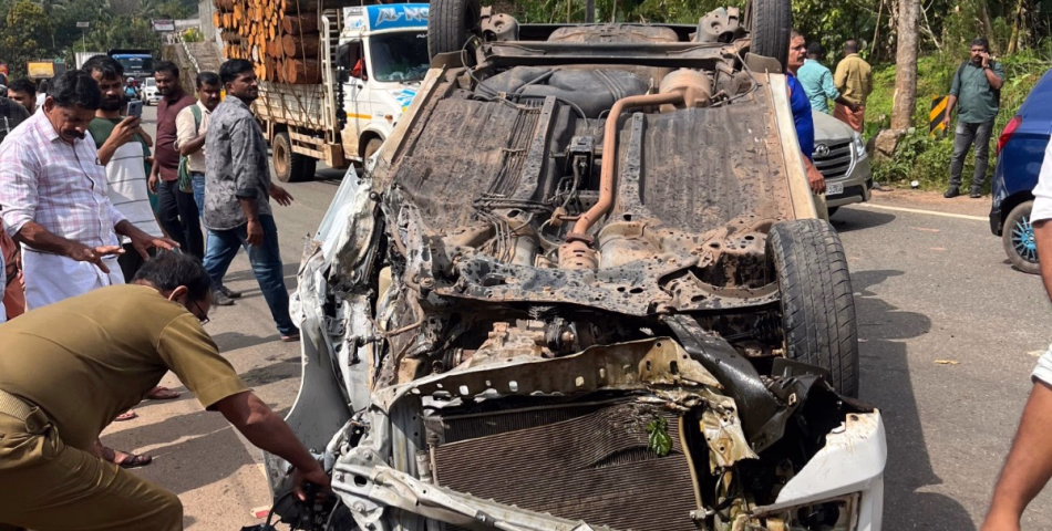 ഇരിട്ടി കൂട്ടുപുഴ റോഡിൽ മാടത്തിൽ കാർ മറിഞ്ഞ് അഞ്ചു പേർക്ക് പരിക്ക്