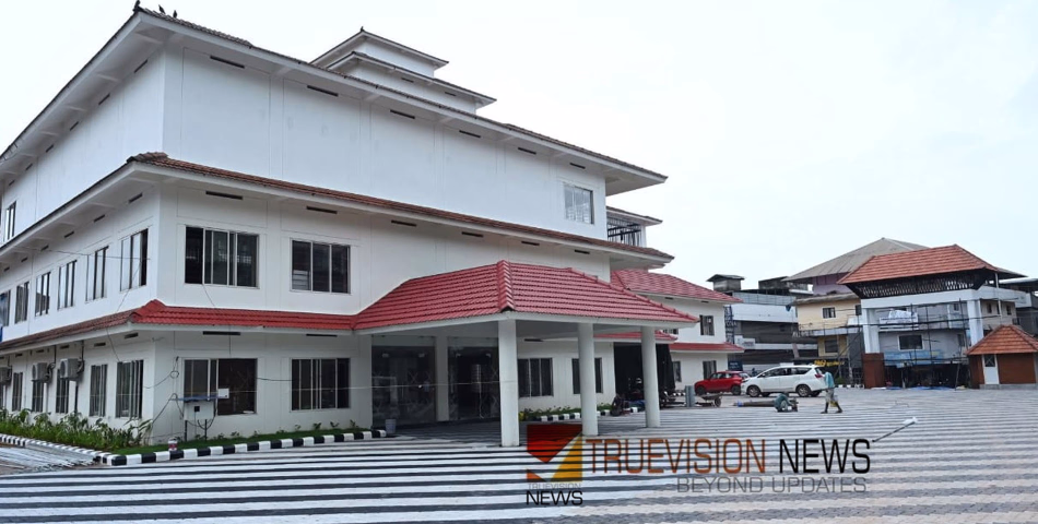 വടകര നഗരസഭ അഴിമതി;നാല് ഉദ്യോഗസ്ഥർക്ക് കൂടി സസ്പെൻഷൻ,നടപടി മരവിപ്പിക്കാൻ മന്ത്രിയുടെ ഇടപെടലെന്ന് ആരോപണം