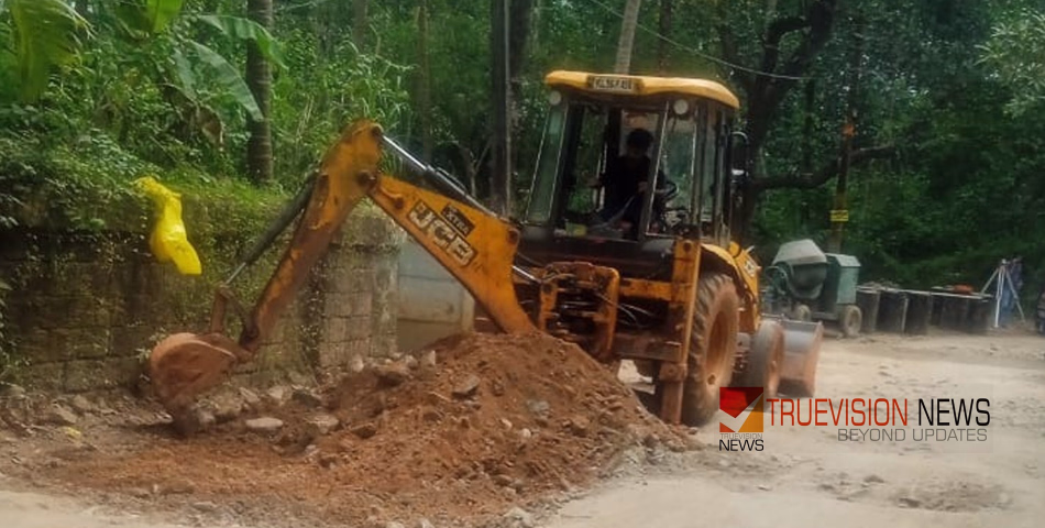 ആയഞ്ചേരി പഞ്ചായത്ത് ഓഫീസിനടുത്തുള്ള വെള്ളക്കെട്ട് ഒഴിവാക്കൽ - പി ഡബ്ലു ഡി പരിഷ്കരണ പ്രവൃത്തി ആരംഭിച്ചു