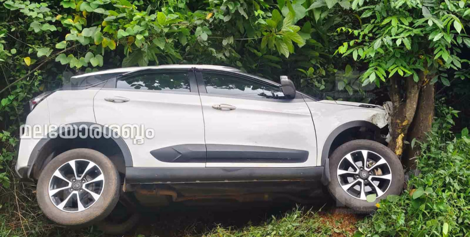 അയോത്തുംചാൽ ചാണപ്പാറയിൽ വാഹനാപകടം