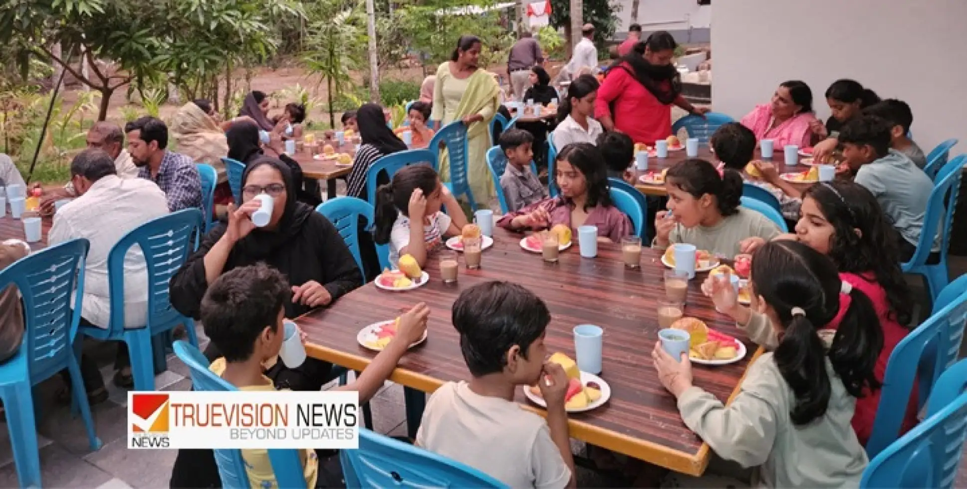പന്ന്യന്നൂരിൽ പ്രൊഫ അബ്ദുൽ ഖാദർ കൾച്ചറൽ സെൻ്ററിൻ്റെ നേതൃത്വത്തിൽ നടന്ന  ഇഫ്താർ സംഗമം വേറിട്ട കാഴ്ചയായി