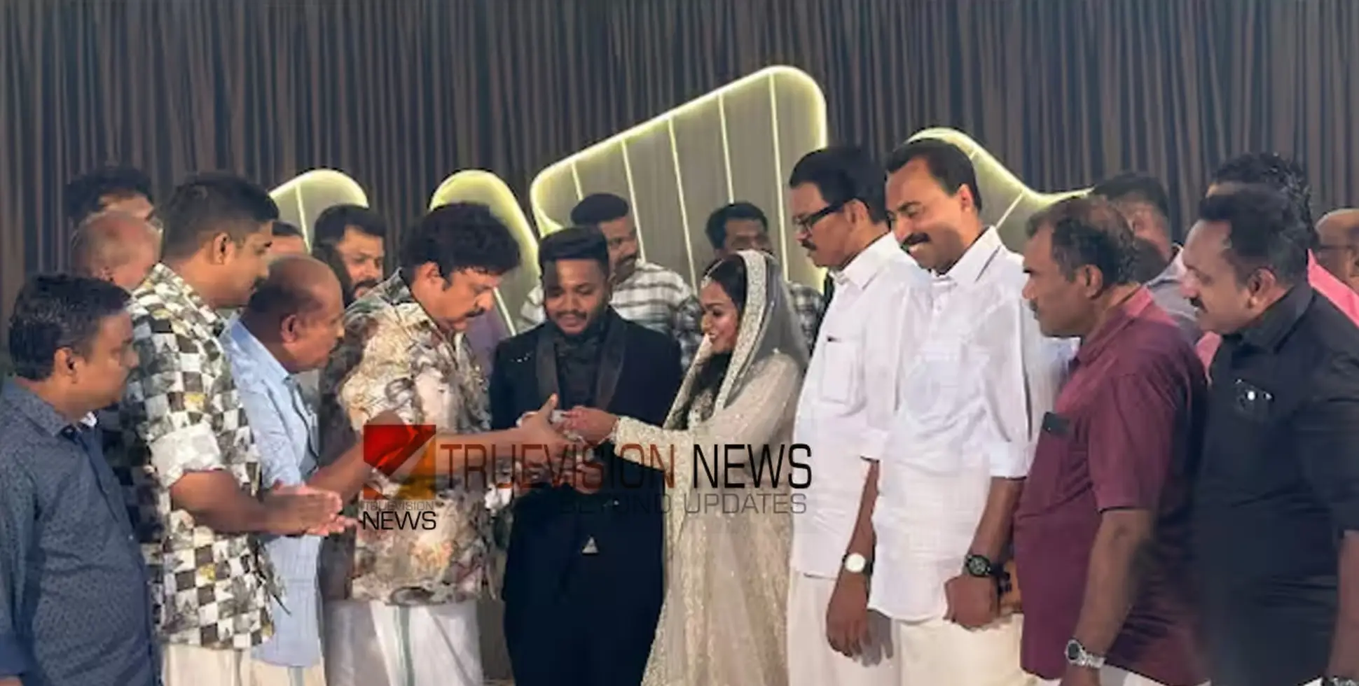 വിതരണം മുടക്കില്ല;  വിവാഹ ദിനത്തിലും പൊതിച്ചോർ വിതരണം  ചെയ്ത്  മാതൃകയായി  നവദമ്പതികൾ