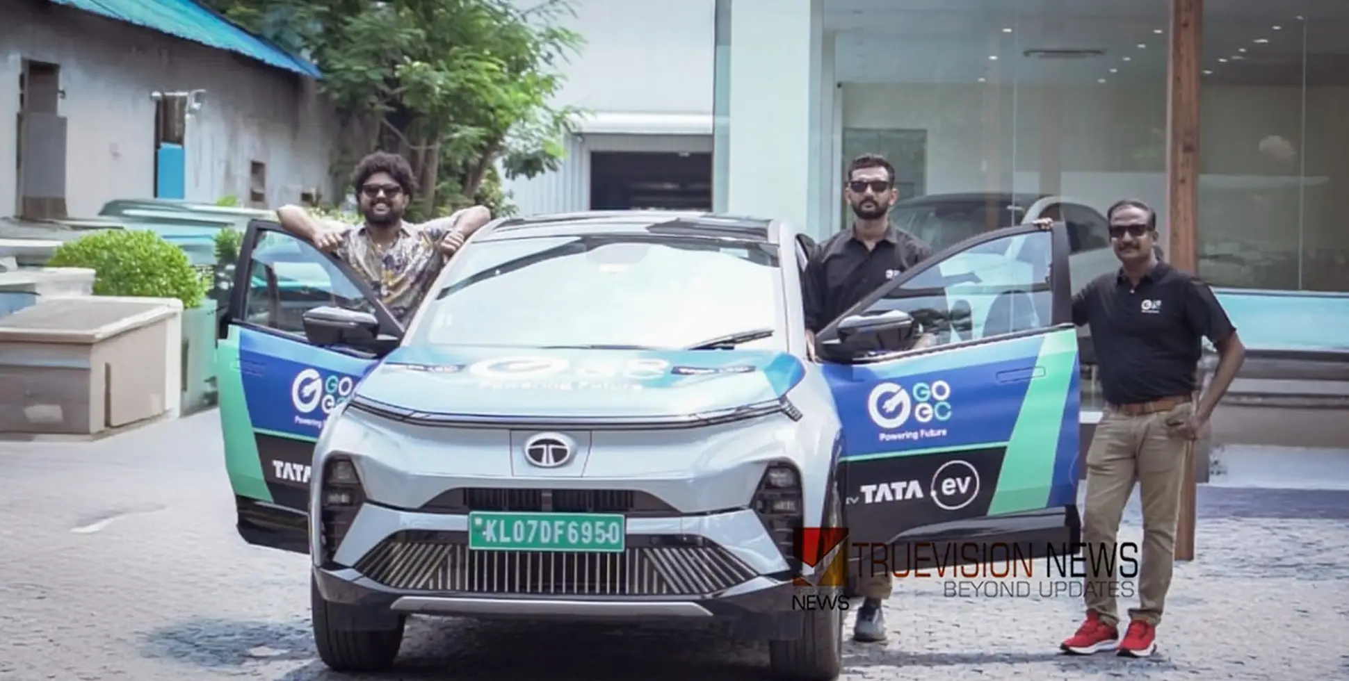 കേരള ടു നേപ്പാള്‍; ഇലക്ട്രിക് കാറില്‍ യാത്ര ആരംഭിച്ച് മലയാളി സംഘം