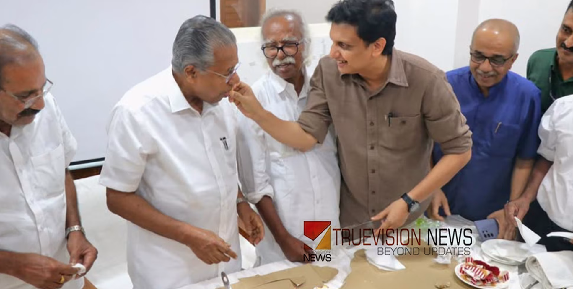 ‘വിജയത്തിന്റെ മധുരം…. തുടരും’; മുഖ്യമന്ത്രിക്ക് മധുരം നൽകുന്ന ചിത്രം പങ്കുവെച്ച് മന്ത്രി റിയാസ്