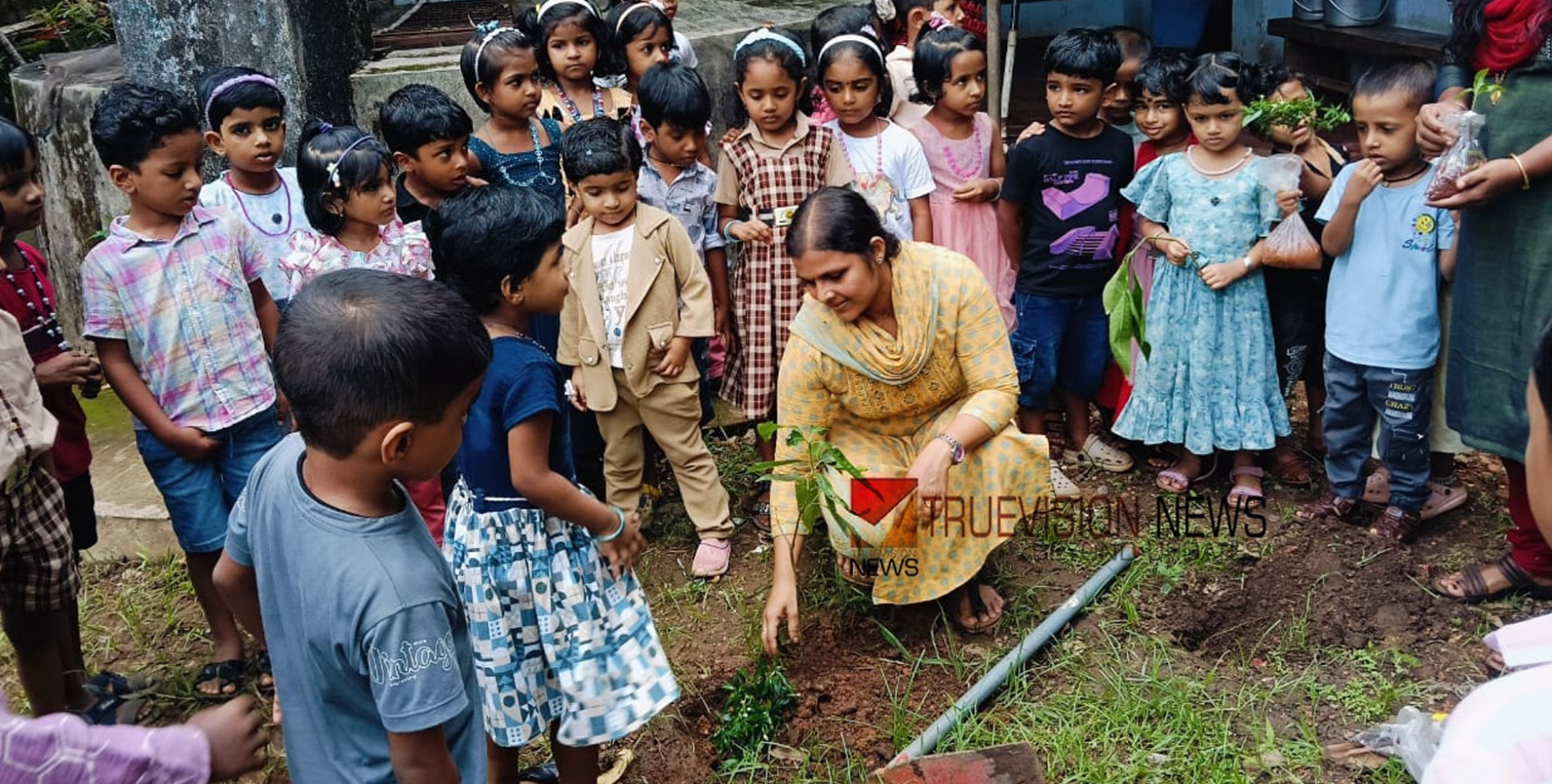 മൈലാഞ്ചിച്ചേല്; കൈകളിൽ മെഹന്തി വരച്ച് വടകര എസ് ജി എം എസ് ബി സ്കൂൾ വിദ്യാർത്ഥികൾ