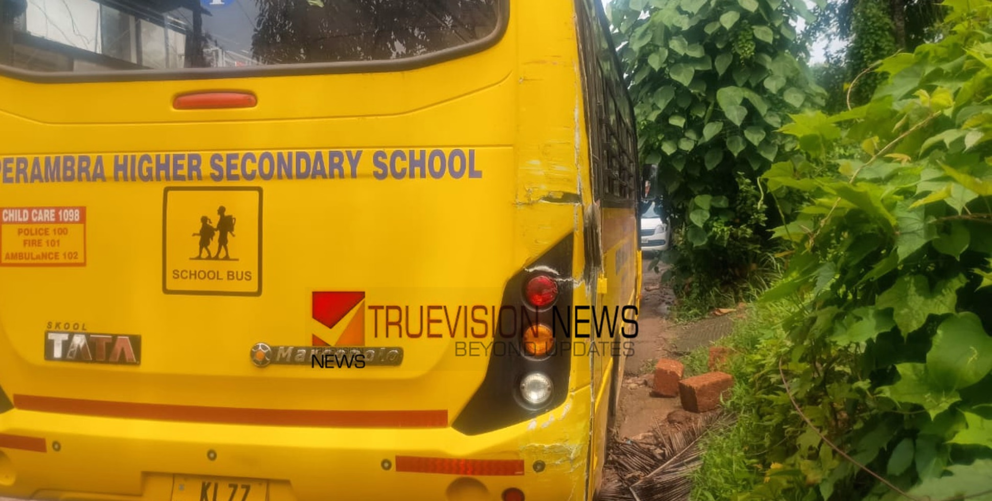  പേരാമ്പ്രയിൽ സ്കൂൾ ബസിന് പുറകിൽ കുറ്റ്യാടിയിലെ സ്വകാര്യ ബസിടിച്ച് അപകടം