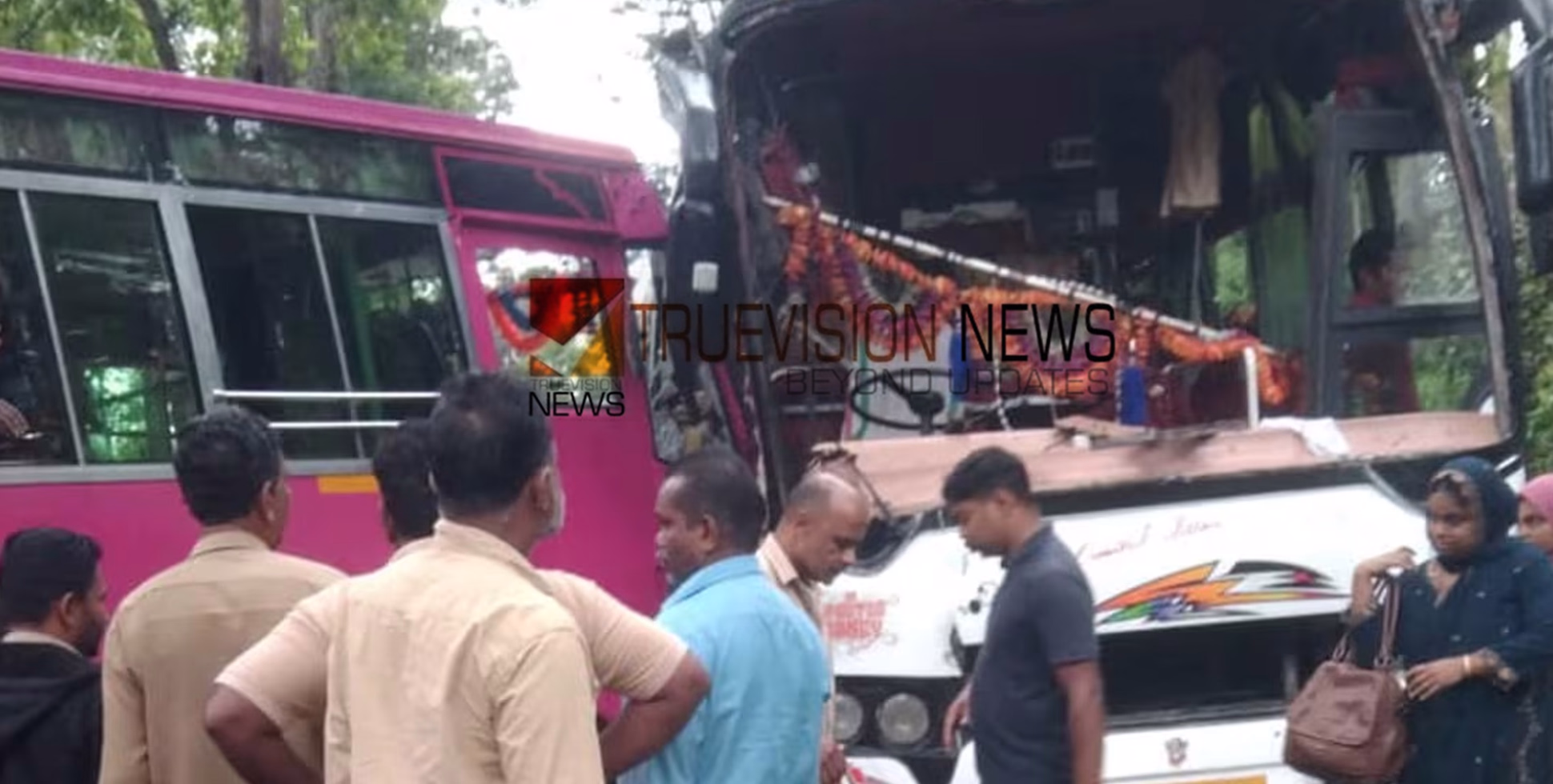  വയനാട്ടിൽ സ്വകാര്യ ബസും ടൂറിസ്റ്റ് ബസും കൂട്ടിയിടിച്ച് അപകടം;  85 പേർക്ക് പരിക്ക്