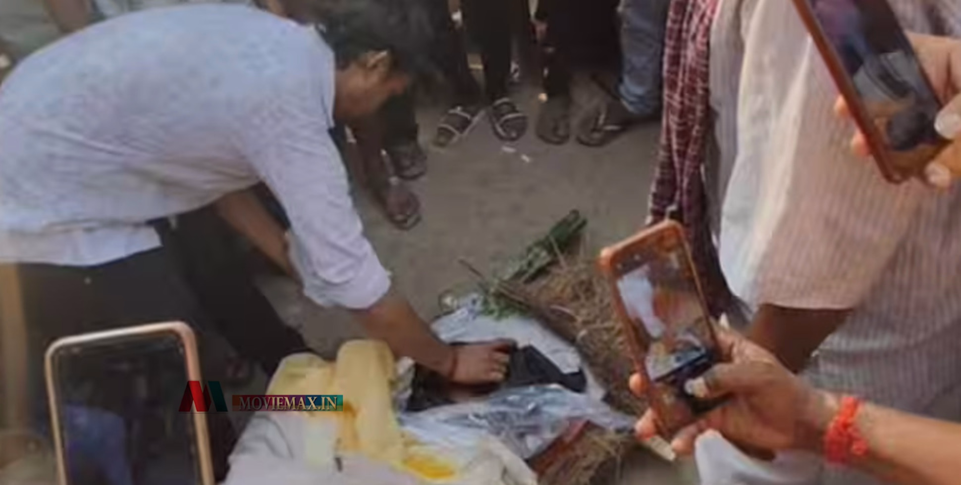 'ചിതയിലേക്ക് എടുക്കല്ലേ ..അവളെ എനിക്ക് ഭാര്യയാക്കണം'; ശവസംസ്കാര ചടങ്ങിനിടെ മരിച്ച കാമുകിക്ക് സിന്ദൂരം ചാര്‍ത്തി യുവാവ്