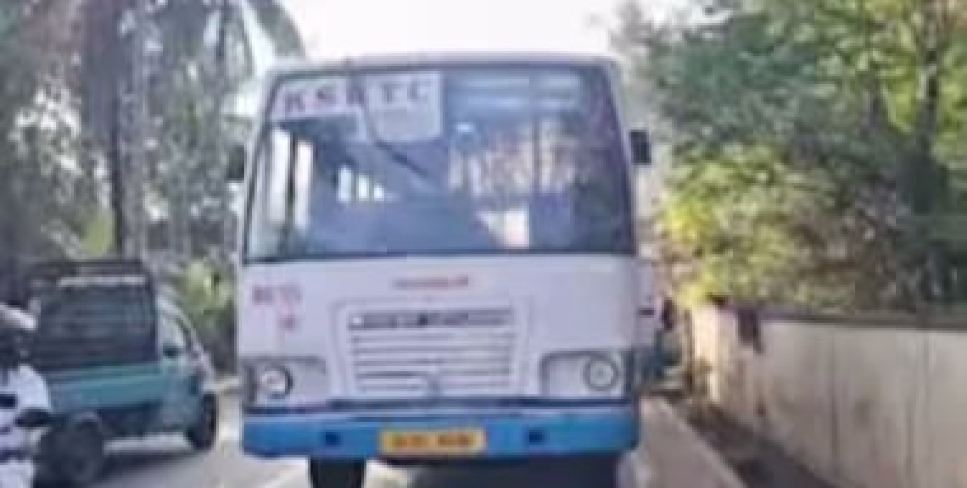 കാസർകോട് കെഎസ്ആർടിസി ടിക്കറ്റ് ചാർജ് ചോദിച്ചതിന് കണ്ടക്ടർക്ക് യാത്രക്കാരൻ്റെ മർദ്ദനം