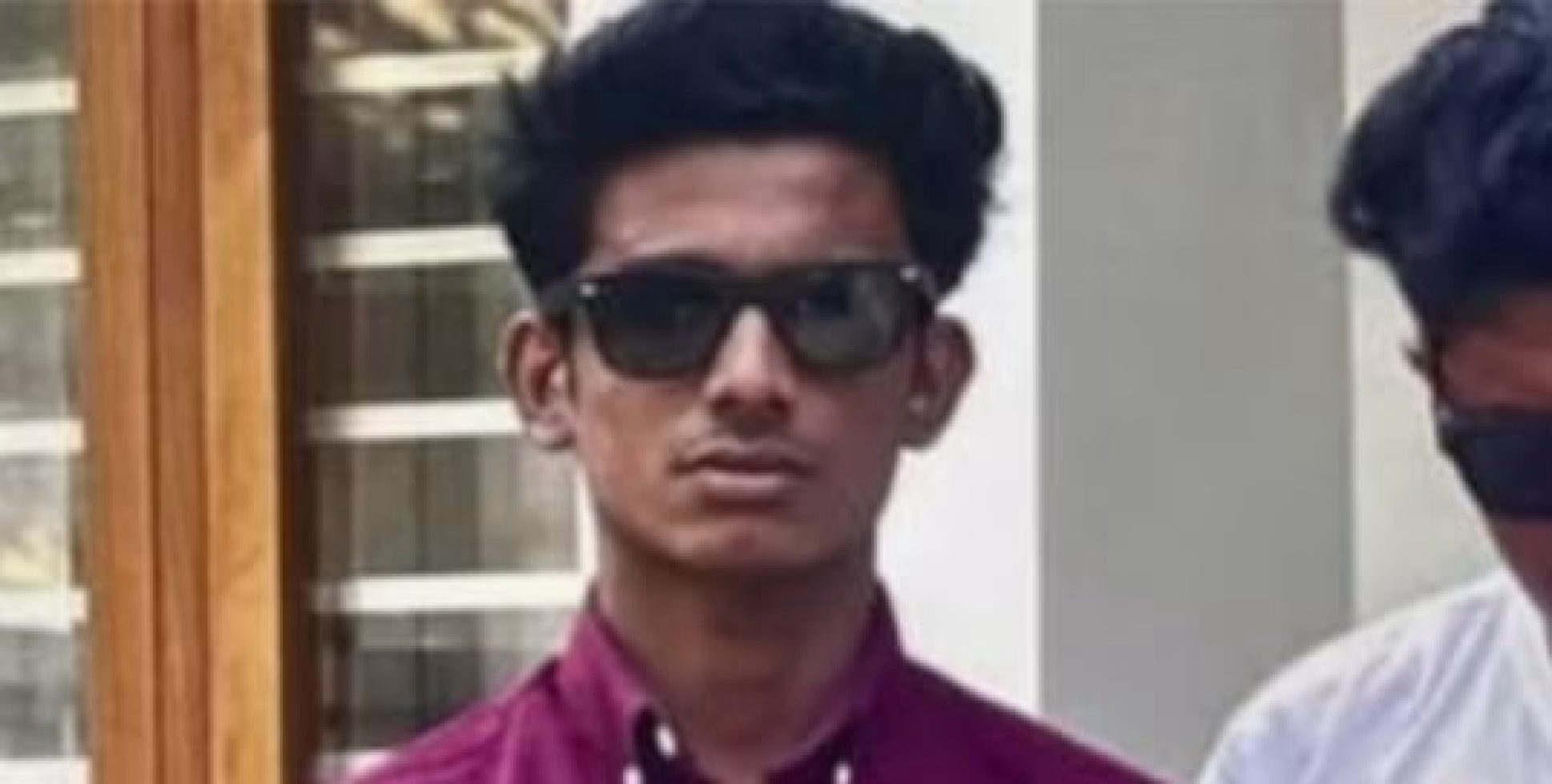 കൂട്ടുകാർക്കൊപ്പം കടപ്പുറത്തുള്ള പാറയുടെ മുകളിൽ നിൽക്കുമ്പോൾ തിരയടിച്ചു താഴെ വീണു; യുവാവിന്റെ മൃതദേഹം കണ്ടെത്തി.