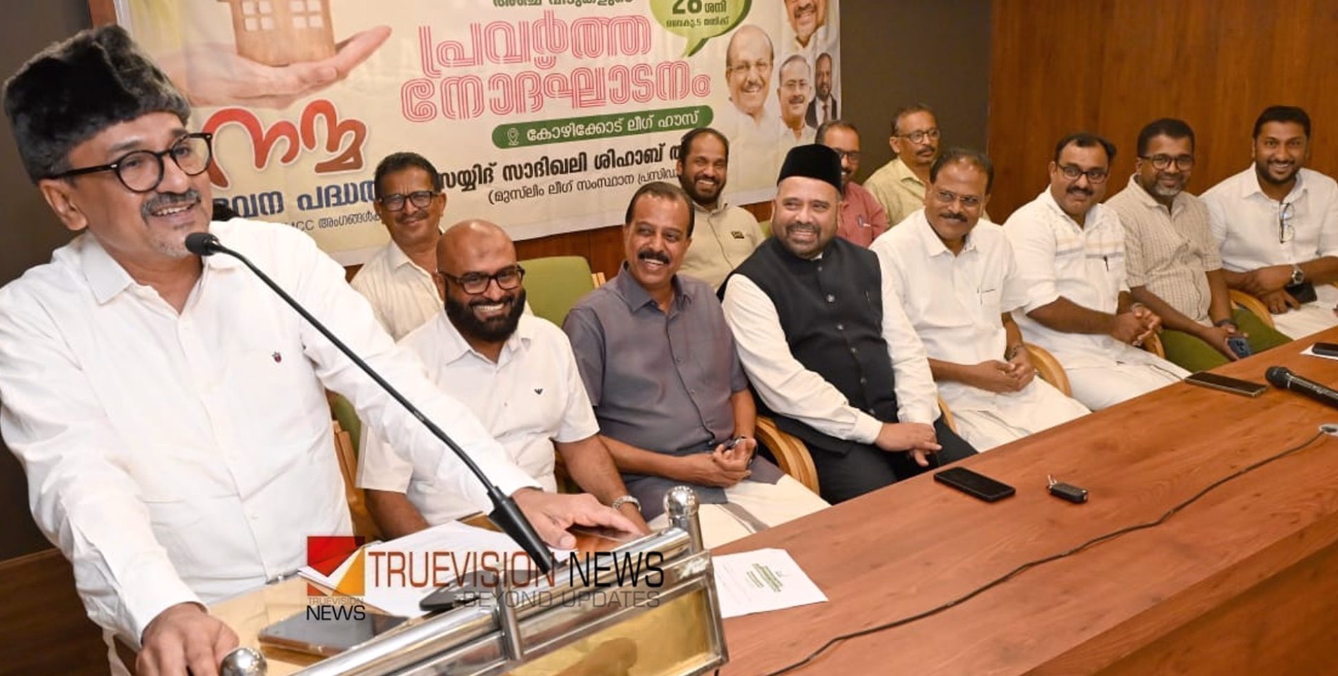 കുവൈത്ത് കെഎംസിസി; അഞ്ച് വീടുകളുടെ പ്രവർത്തനോദ്ഘാടനം സ്വാദിഖലി ശിഹാബ് തങ്ങൾ നിർവ്വഹിച്ചു
