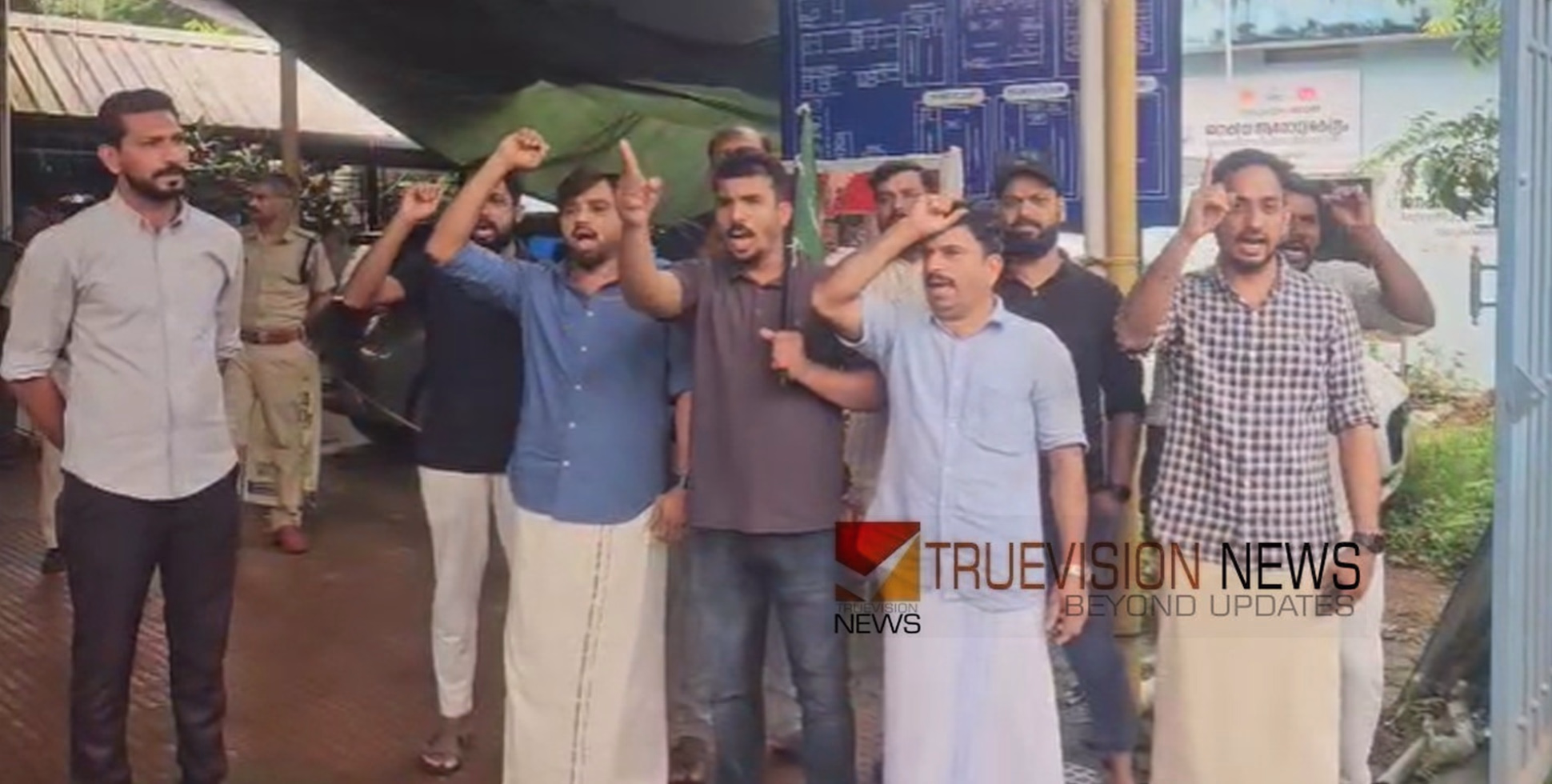 ചാർജ് ഇരട്ടി; നാദാപുരം ഗവ.താലൂക്ക് ആശുപത്രിക്ക് മുമ്പിൽ യൂത്ത് ലീഗ് പ്രതിഷേധം