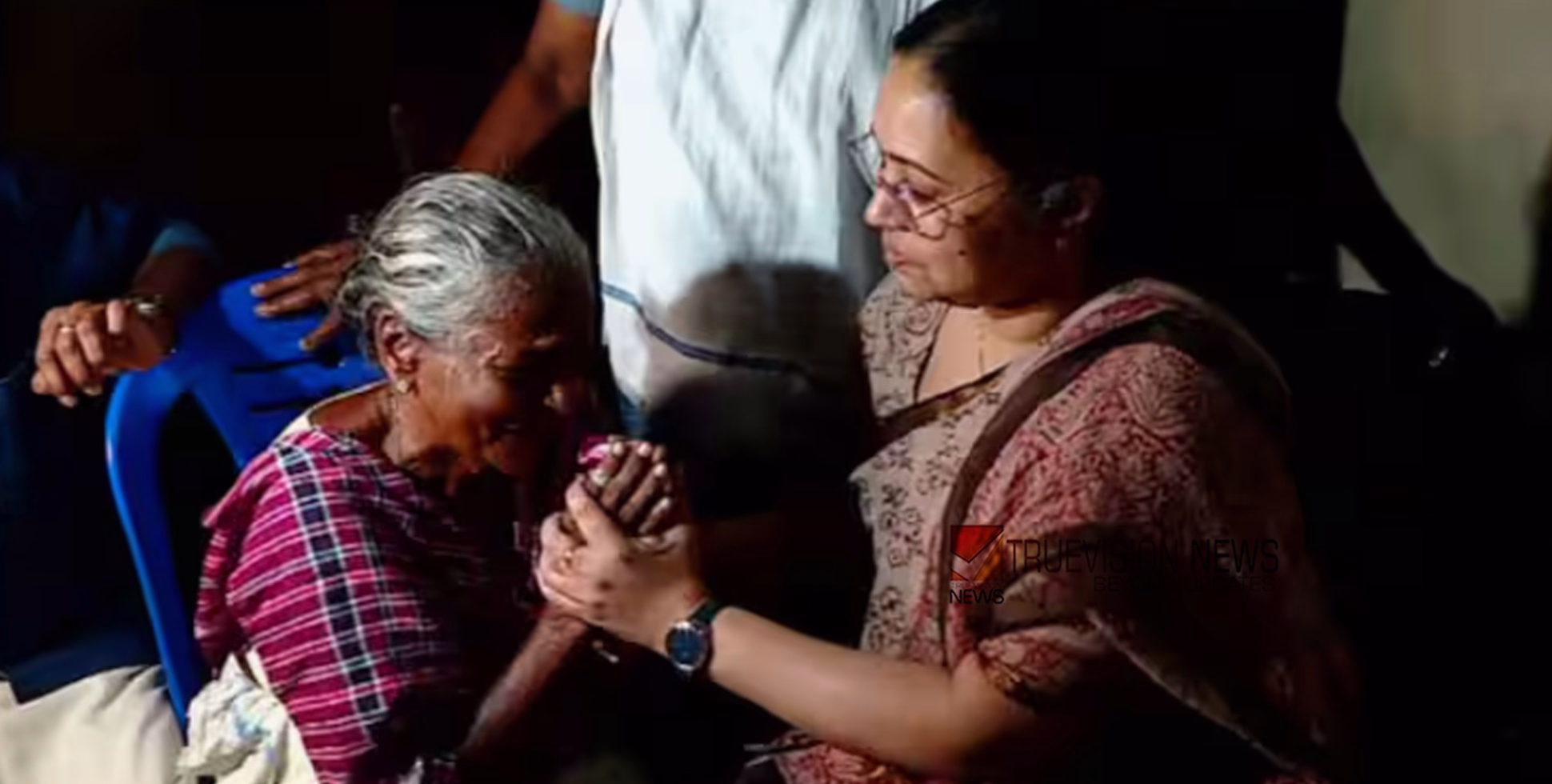 കോട്ടയം മെഡിക്കൽ‌ കോളേജ് അപകടം; 'കുടുംബത്തിൻ്റെ ദു:ഖം തൻ്റേതും, സർക്കാർ ഒപ്പമുണ്ടാവും',ആരോ​ഗ്യമന്ത്രി വീണ ജോർജ് ബിന്ദുവിൻ്റെ വീട്ടിൽ