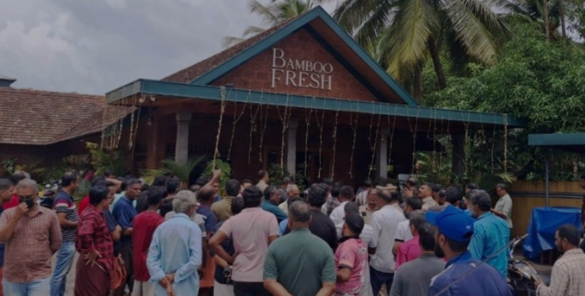ഹോട്ടലിൽ സെപ്റ്റിക് മാലിന്യം തോട്ടിലേക്ക് ഒഴുക്കി വിട്ടു :  പ്രതിഷേധവുമായി നാട്ടുകാർ