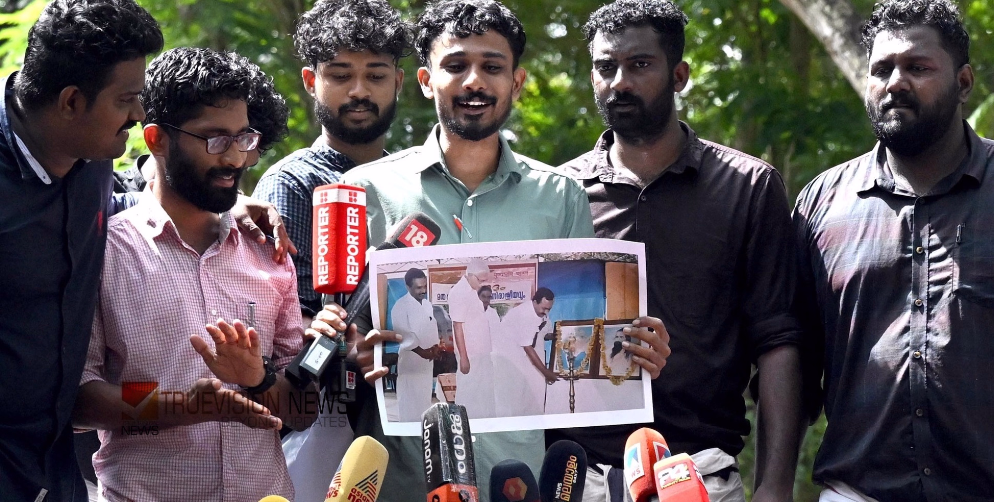 ‘സന്തോഷായില്ലേ സതീശേട്ടാ?.....’  'ആർഎസ്എസ് ചിത്രത്തിന് മുമ്പിൽ വിളക്ക് കൊളുത്തി വി ഡി സതീശൻ'; ചിത്രം പങ്കുവച്ച് പി എം ആർഷോ