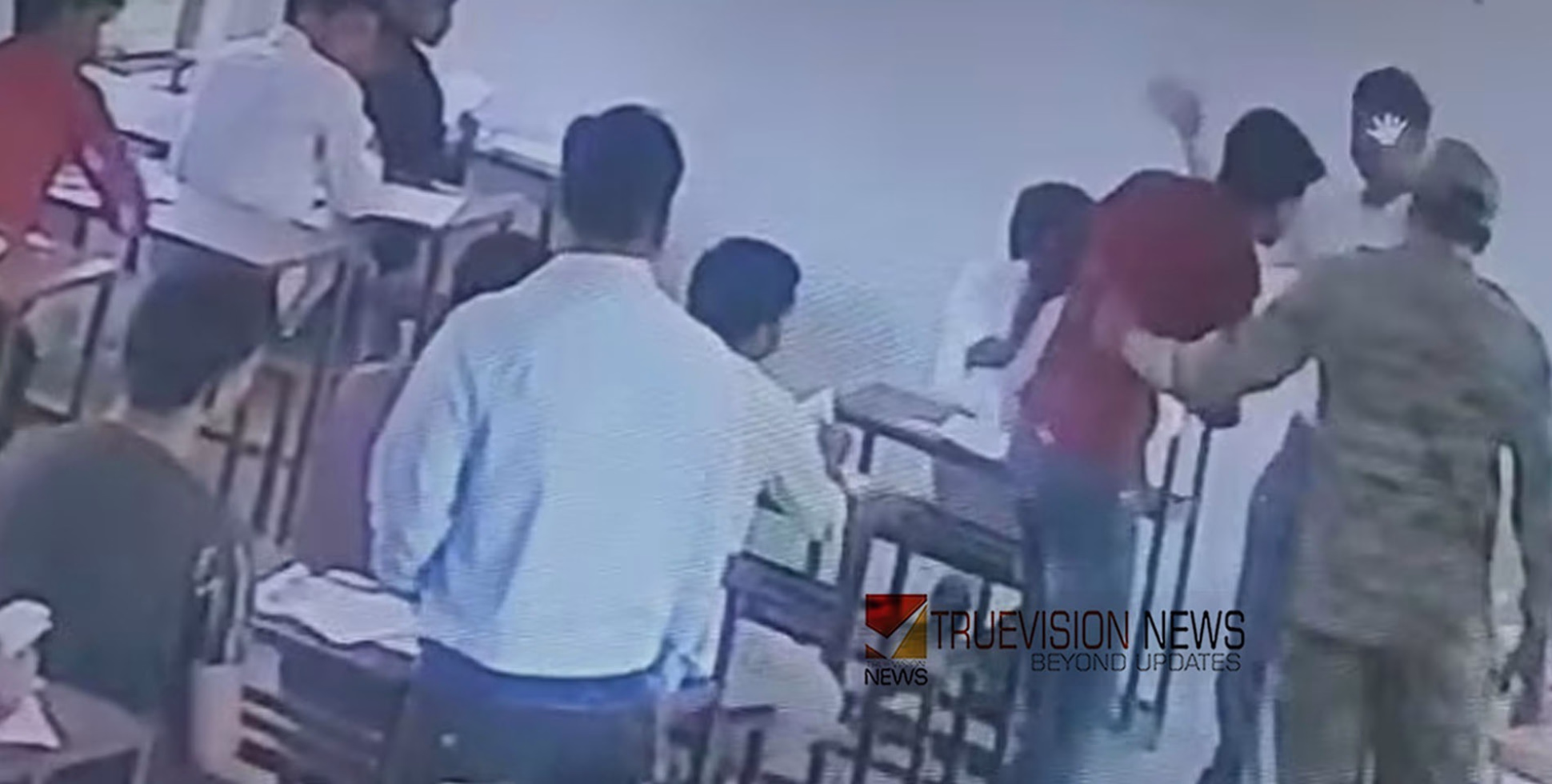 പരീക്ഷയ്ക്കിടെ വിദ്യാർഥിയെ കസേരയിൽ നിന്ന് വലിച്ചിറക്കി മുഖത്തടിച്ചു; മർദ്ദനം കോപ്പിയടിച്ചതിനെന്ന് സർക്കാർ ഉദ്യോഗസ്ഥൻ