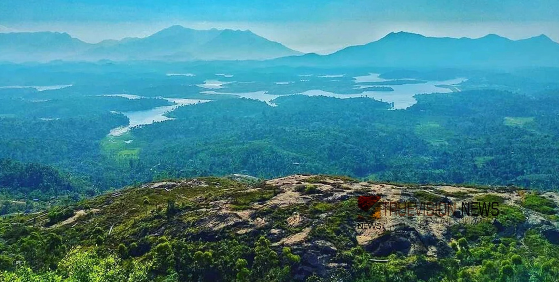 പൊന്നിൻ വസന്തം....! ആകാശം മുട്ടിനിൽക്കുന്ന പൊന്മുടിക്കോട്ടയിലേക്ക് യാത്ര തിരിച്ചാലോ?