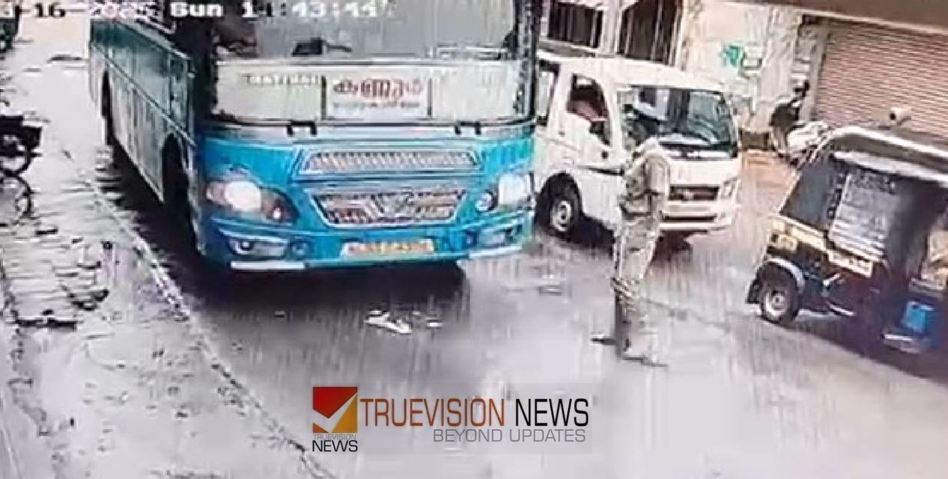 കണ്ണൂരിൽ പൊലീസ് ഹോംഗാർഡിന് നേരെ സ്വകാര്യബസ് ഓടിച്ച് കയറ്റാൻ ശ്രമം; രക്ഷപ്പെട്ടത് തല നാരിഴക്ക്, കേസ് എടുത്ത് പൊലീസ്