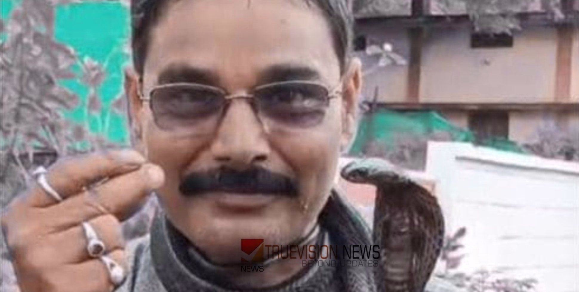 പിടികൂടിയ മൂർഖനേയും കഴുത്തിലിട്ട് ബൈക്ക് യാത്ര; പാമ്പ് പിടുത്തക്കാരൻ പാമ്പുകടിയേറ്റ് മരിച്ചു
