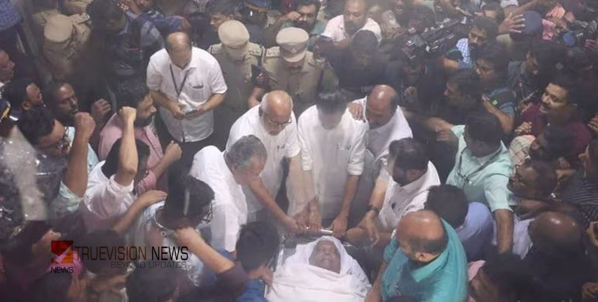 'കണ്ണേ കരളേ വി എസേ ...ഇല്ലാ ഇല്ലാ മരിക്കുന്നില്ല...' നെഞ്ചുപൊട്ടി മുദ്രാവാക്യം; പ്രിയ സഖാവിനെ കാണാന്‍ ജനസാഗരം