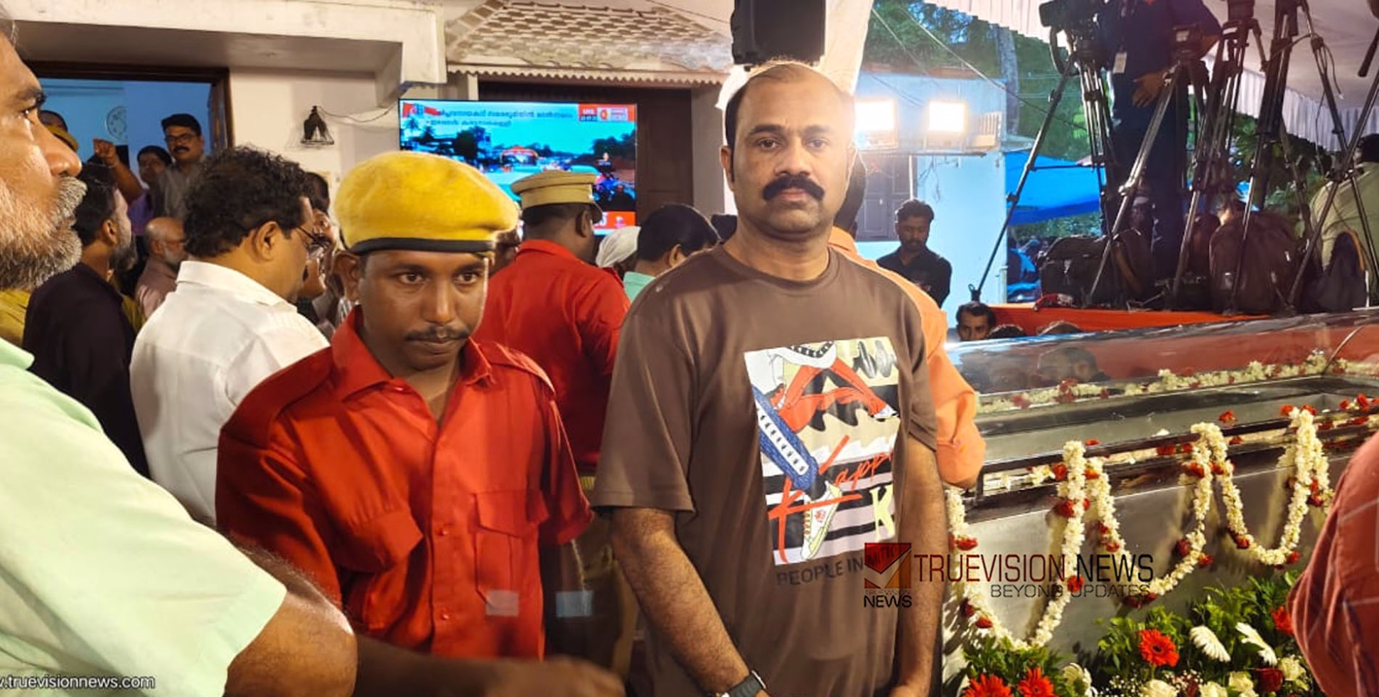 സഖാവിനെ കാണാൻ കടൽ കടന്ന്; സൗദിയിൽ നിന്ന് ഉസ്മാനെത്തിയത് വിഎസിൻ്റെ വീട്ടിലേക്ക്