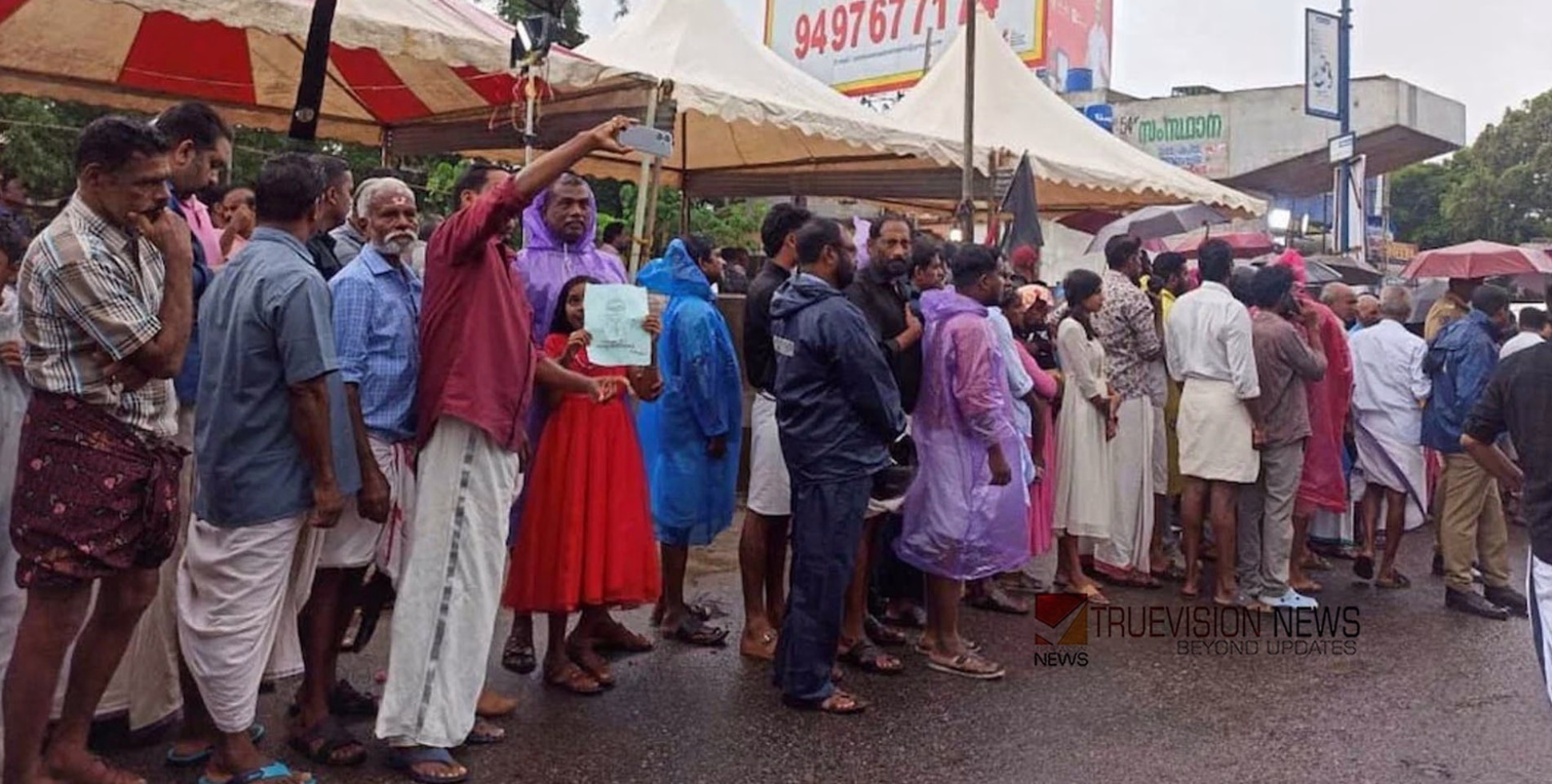 ഇല്ലാ...ഇല്ല...മരിക്കുന്നില്ല; 17 മണിക്കൂർ പിന്നിട്ട് വിലാപയാത്ര,  പ്രിയനേതാവിനെ അവസാനമായി കാണാൻ വൻ ജനാവലി 