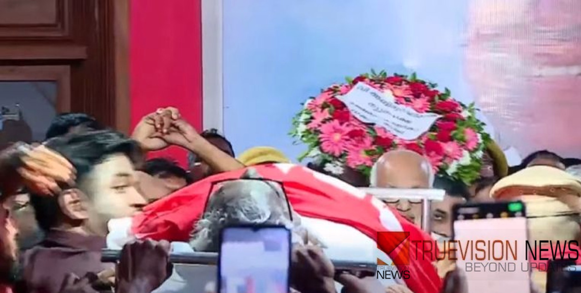 വിടചൊല്ലുകയാണിവിടെ.....വിപ്ലവ സ്മരണകളിരമ്പുന്നു; വിഎസ് അവസാനമായി ഡിസി ഓഫീസിൽ