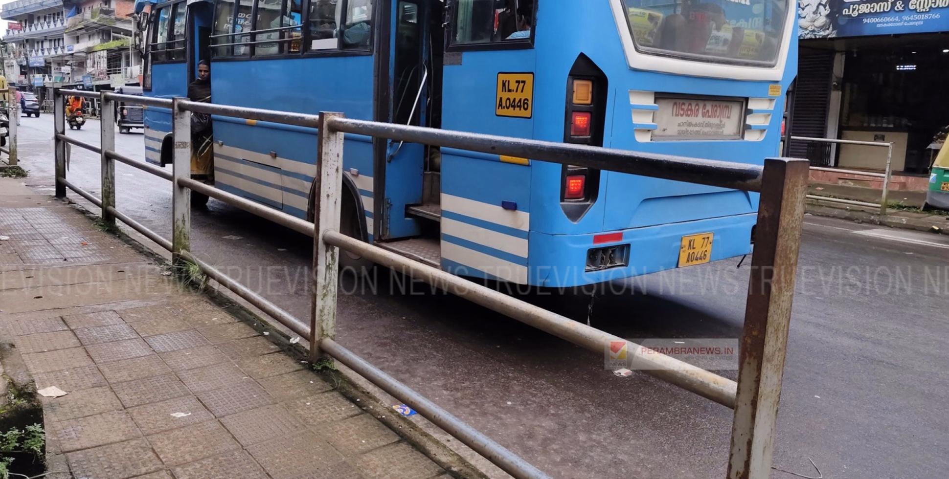 കോഴിക്കോട് പേരാമ്പ്രയില്‍ ഫൂട്ട്പാത്തിന്റെ കൈവരിയില്‍ നിന്നും സ്‌കൂള്‍ വിദ്യാര്‍ത്ഥികള്‍ക്ക് ഷോക്കേറ്റു 