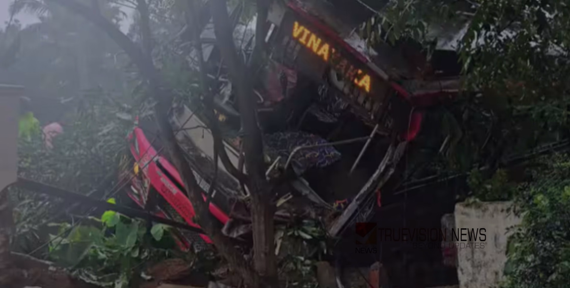 കുന്നംകുളത്ത് സ്വകാര്യബസ് മറിഞ്ഞ് അപകടം: സ്വകാര്യ വ്യക്തിയുടെ വീട്ടുമതിൽ ഇടിച്ചു തകർത്തു, അഞ്ച് പേർക്ക് പരിക്ക്