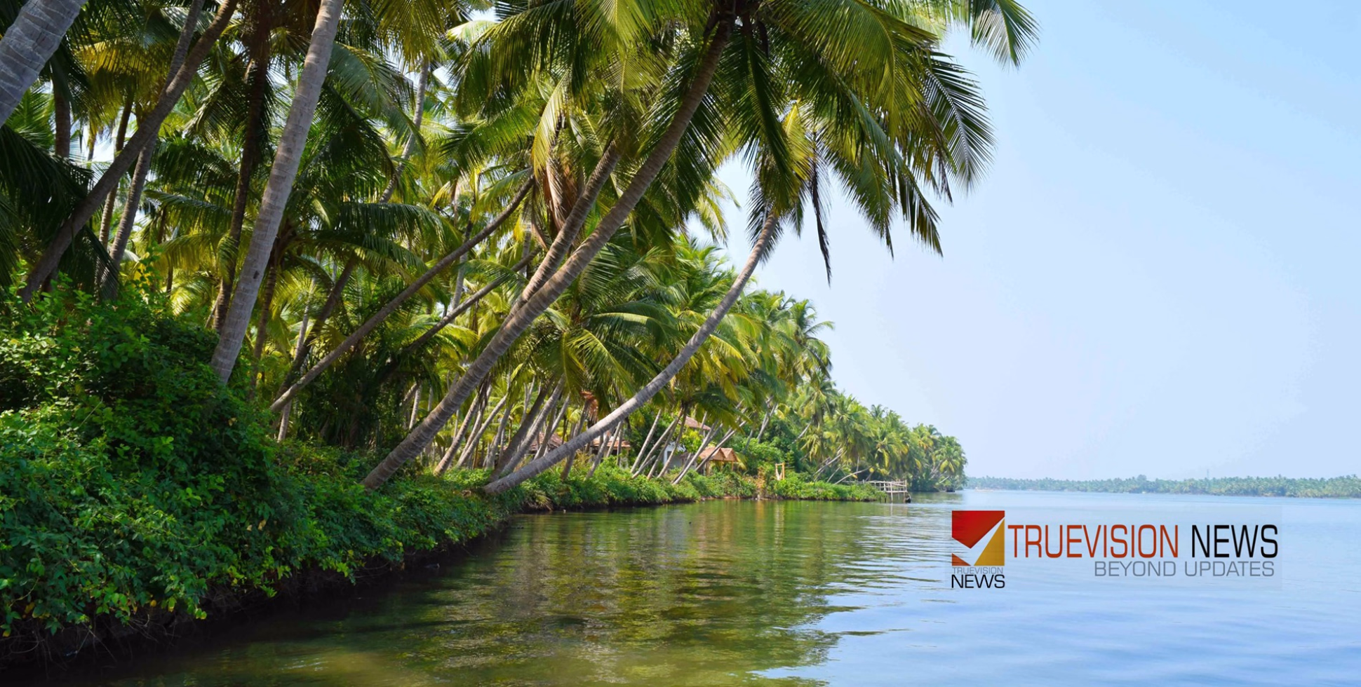 കണ്ടൽക്കാടുകളിൽ ഒളിപ്പിച്ചുവെച്ച 'കവ്വായി കായലി'ന്റെ സൗന്ദര്യം ആസ്വദിക്കാൻ പോയാലോ?